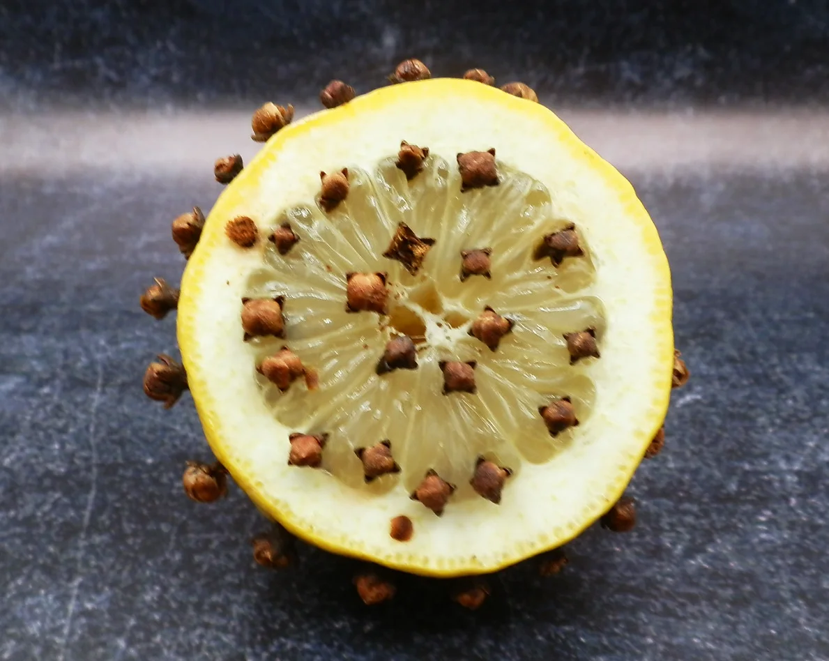 Clou de girofle et citron jaune