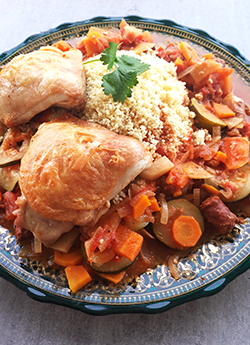 Couscous avec de beaux morceaux de poulets mis en avant.
