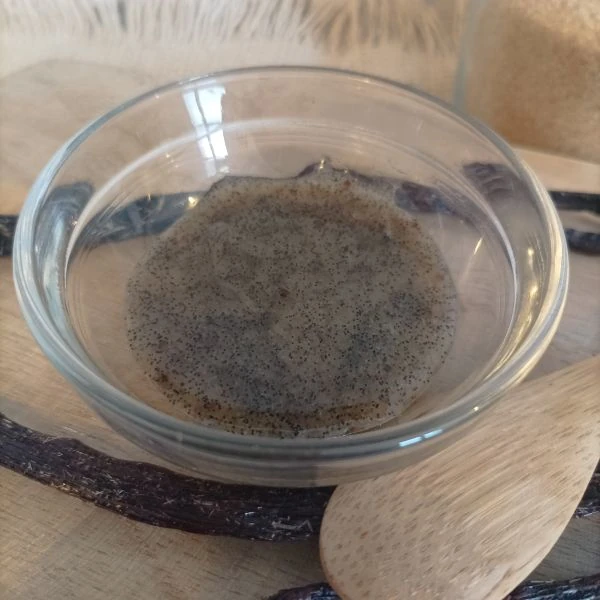 Pate de vanille dans un petit bol transparent en verre