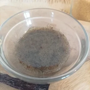 Pate de vanille dans un petit bol en verre transparent