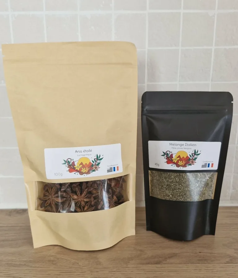 Emballage d'épices en sachets kraft refermables contenant différents poivres, conditionnés pour préserver leur fraîcheur et leurs arômes.